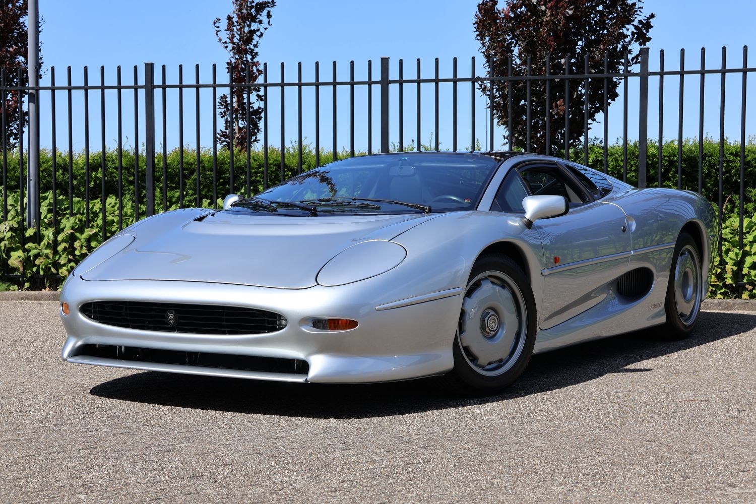 01 Img064jaguar Xj220 Zilvergrijs